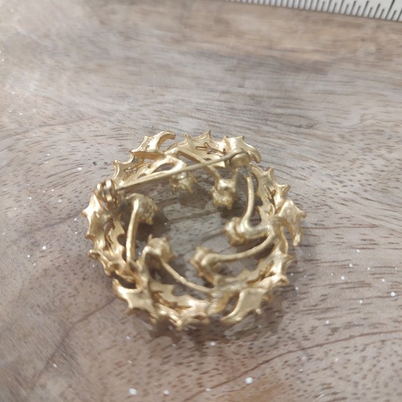 Vintage Gold Metal  & Pearl Wreath Pin Holiday Grandma Core Formal Gift Whimsy - Picture 3 of 5